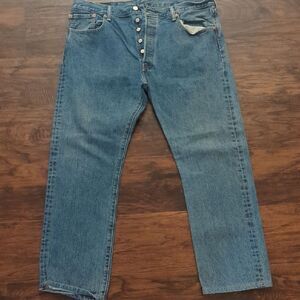 Levi’s 501 men’s jeans 38x32 | straight leg medium wash vintage denim